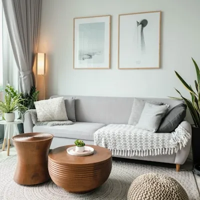 Sala con sofá gris y mesas de madera