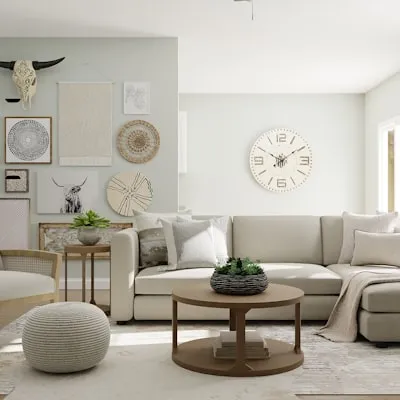 Sala con sofá beige y mesa redonda de madera